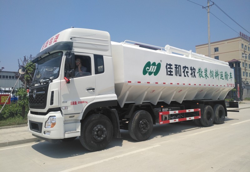 液壓散裝飼料車(chē)是怎么操作的？要注意哪些事項(xiàng)？